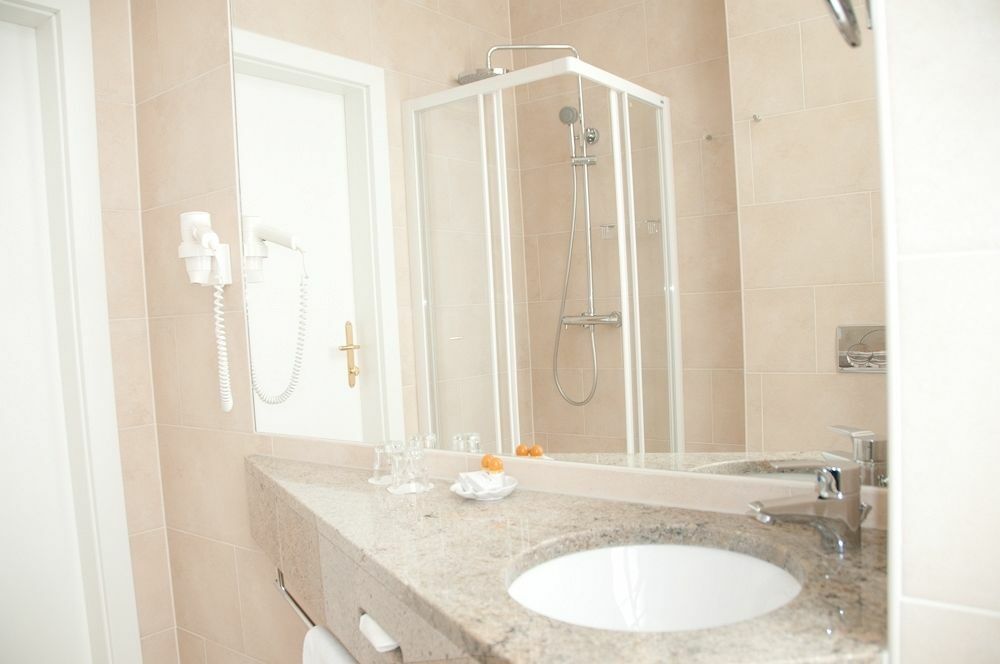 Pension Opera Suites I Self Check In Вена Экстерьер фото